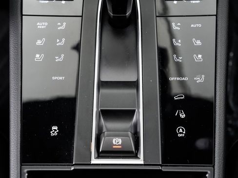 Used 2025 Porsche Macan image 20