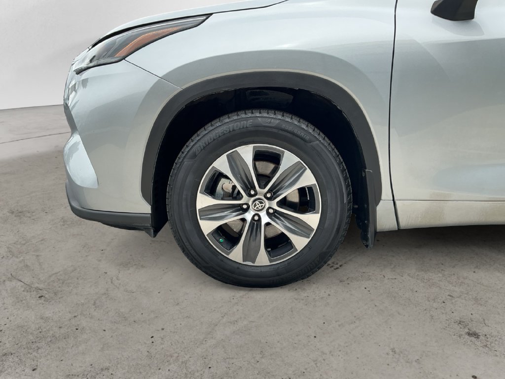 Used 2021 Toyota Highlander XLE AWD/4WD image 9