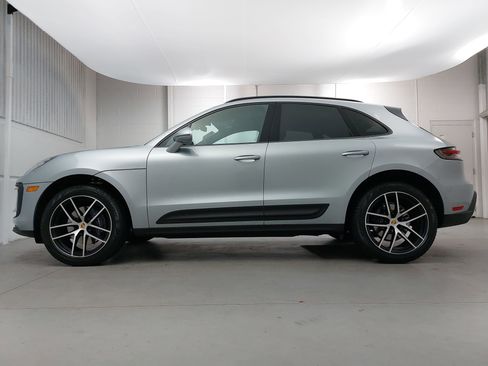 Certified 2025 Porsche Macan image 2