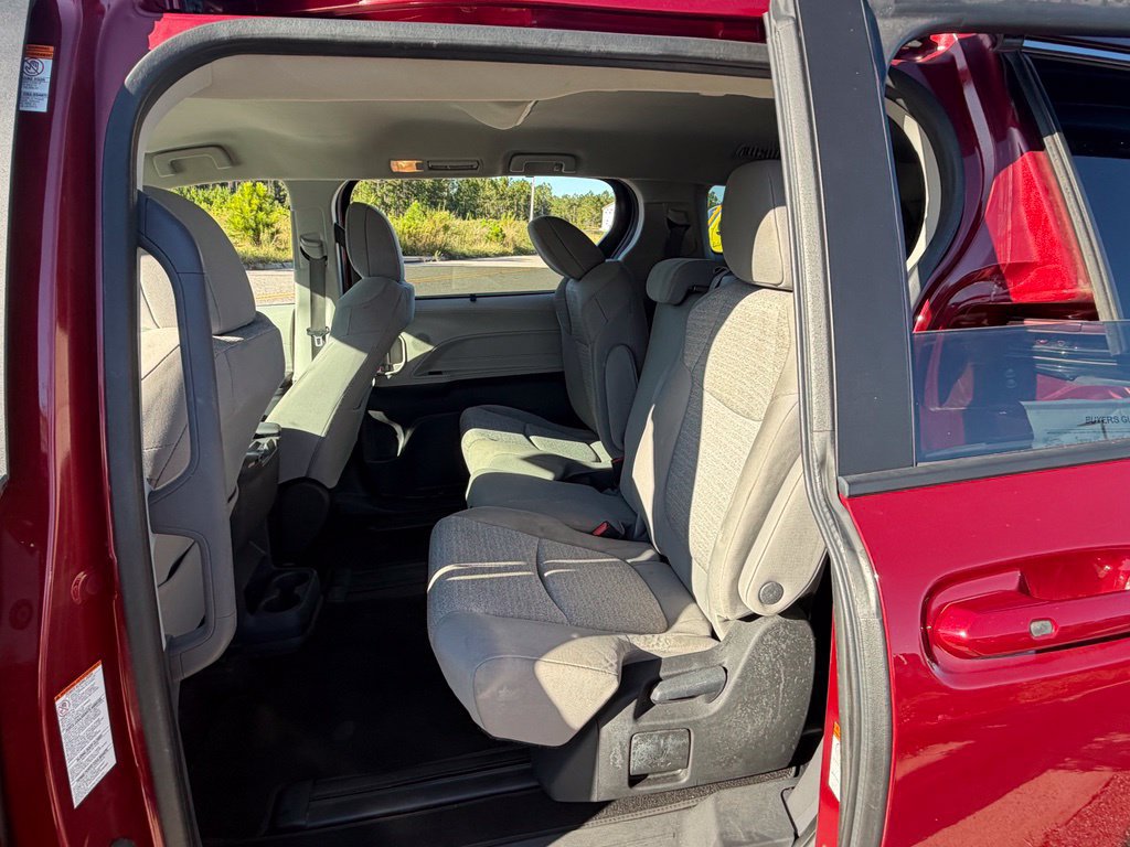 Used 2023 Toyota Sienna LE FWD image 31