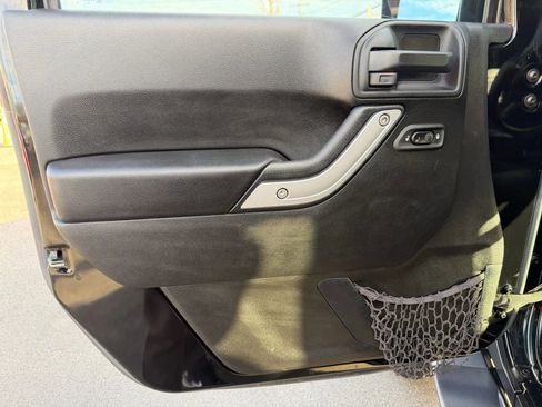 Used 2017 Jeep Wrangler Unlimited Sahara image 11