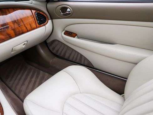 Used 2000 Jaguar XK8 Convertible RWD image 25