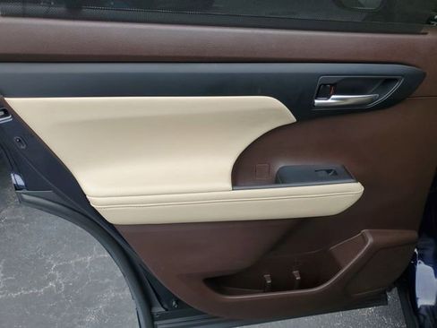 Used 2022 Toyota Highlander XLE FWD image 9
