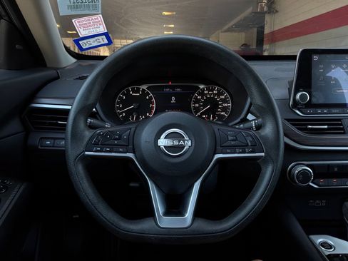 Used 2024 Nissan Altima 2.5 SV FWD image 31
