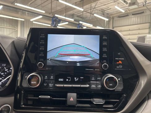 Used 2021 Toyota Highlander XLE image 21