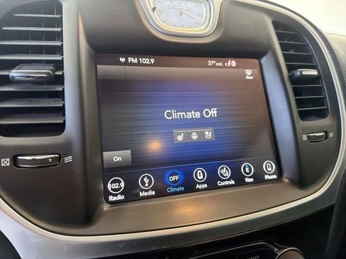Used 2018 Chrysler 300 Limited AWD/4WD image 30