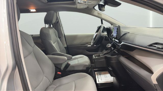 Used 2023 Toyota Sienna XLE FWD image 13