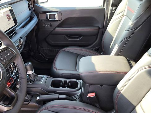 Used 2025 Jeep Gladiator Rubicon w/ Convenience Group image 29