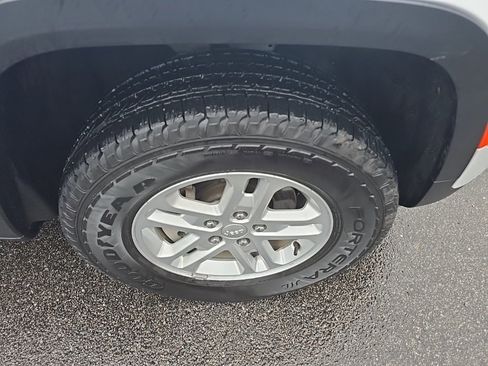 Certified 2023 Jeep Grand Cherokee Laredo image 9