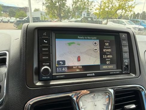 Used 2016 Chrysler Town & Country Touring w/ Driver Convenience Group FWD image 21