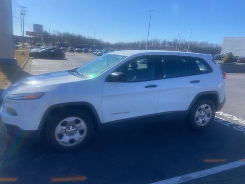 Used 2015 Jeep Cherokee Sport image 2