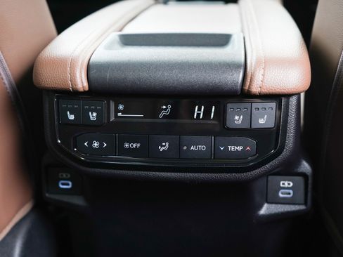 Used 2024 Toyota Grand Highlander AWD Hybrid image 17