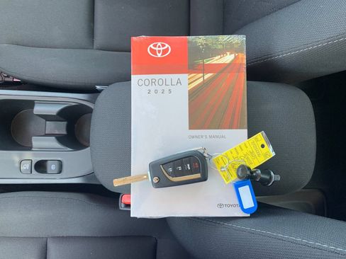 Used 2025 Toyota Corolla LE FWD image 10