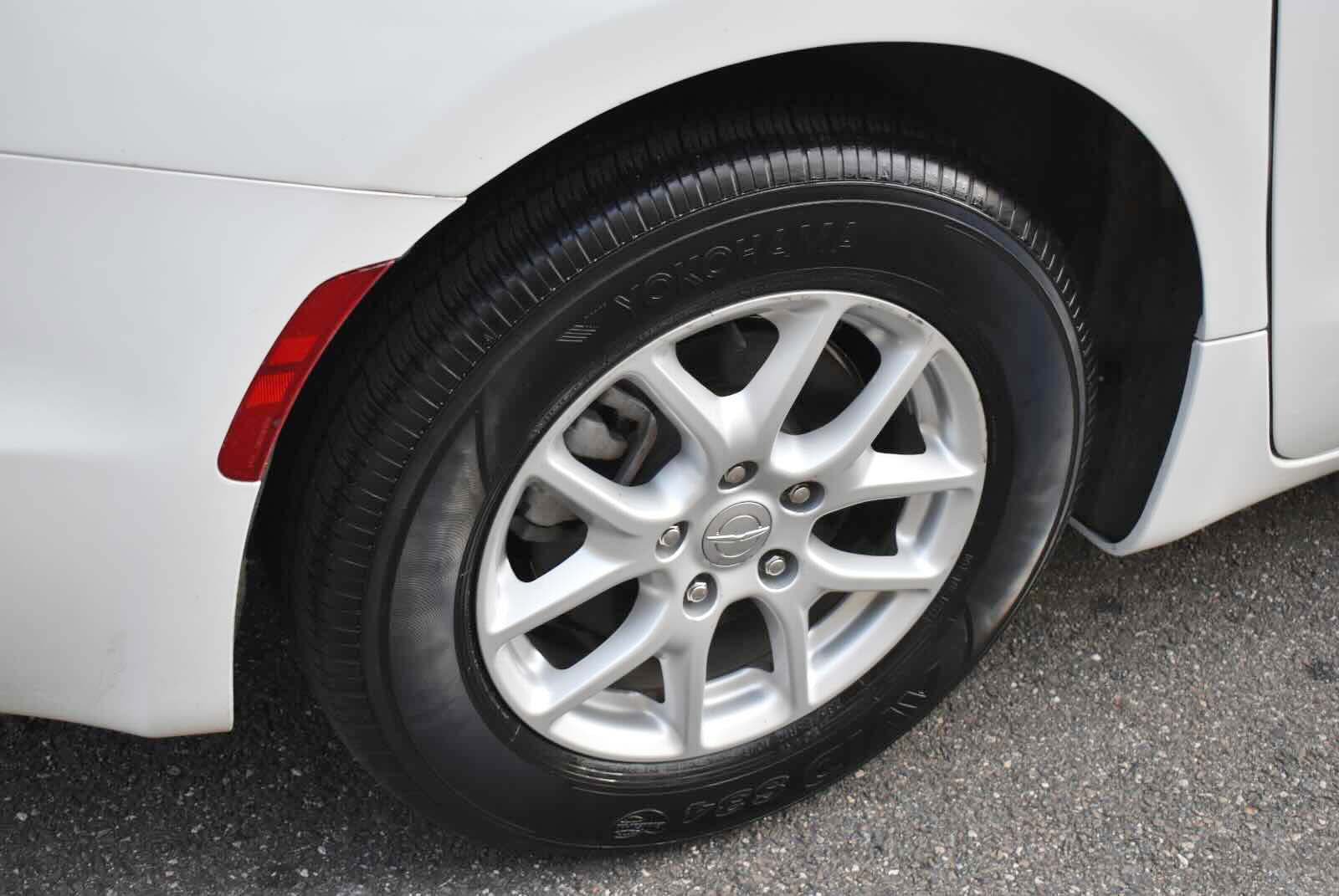 Used 2025 Chrysler Pacifica Select FWD image 40