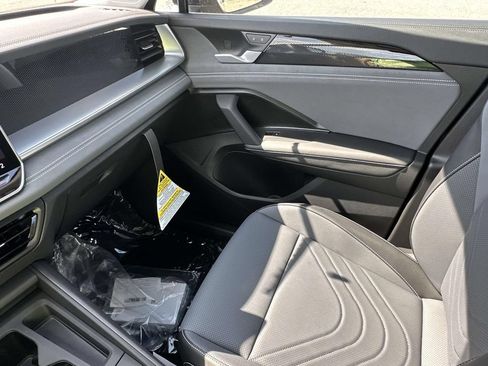 New 2026 Volkswagen Tiguan SE AWD/4WD image 25