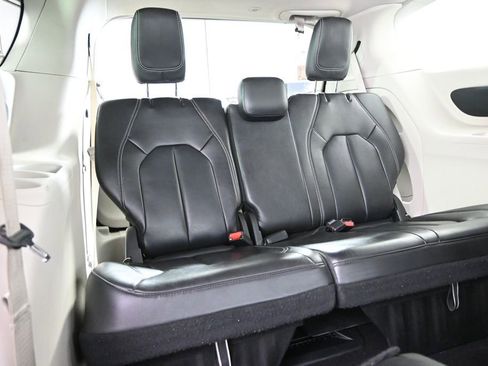 Used 2023 Chrysler Pacifica Touring-L FWD image 17