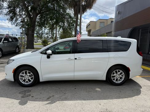 Used 2018 Chrysler Pacifica LX image 6