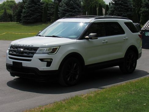 Used 2018 Ford Explorer XLT w/ XLT Appearance Package AWD/4WD image 4