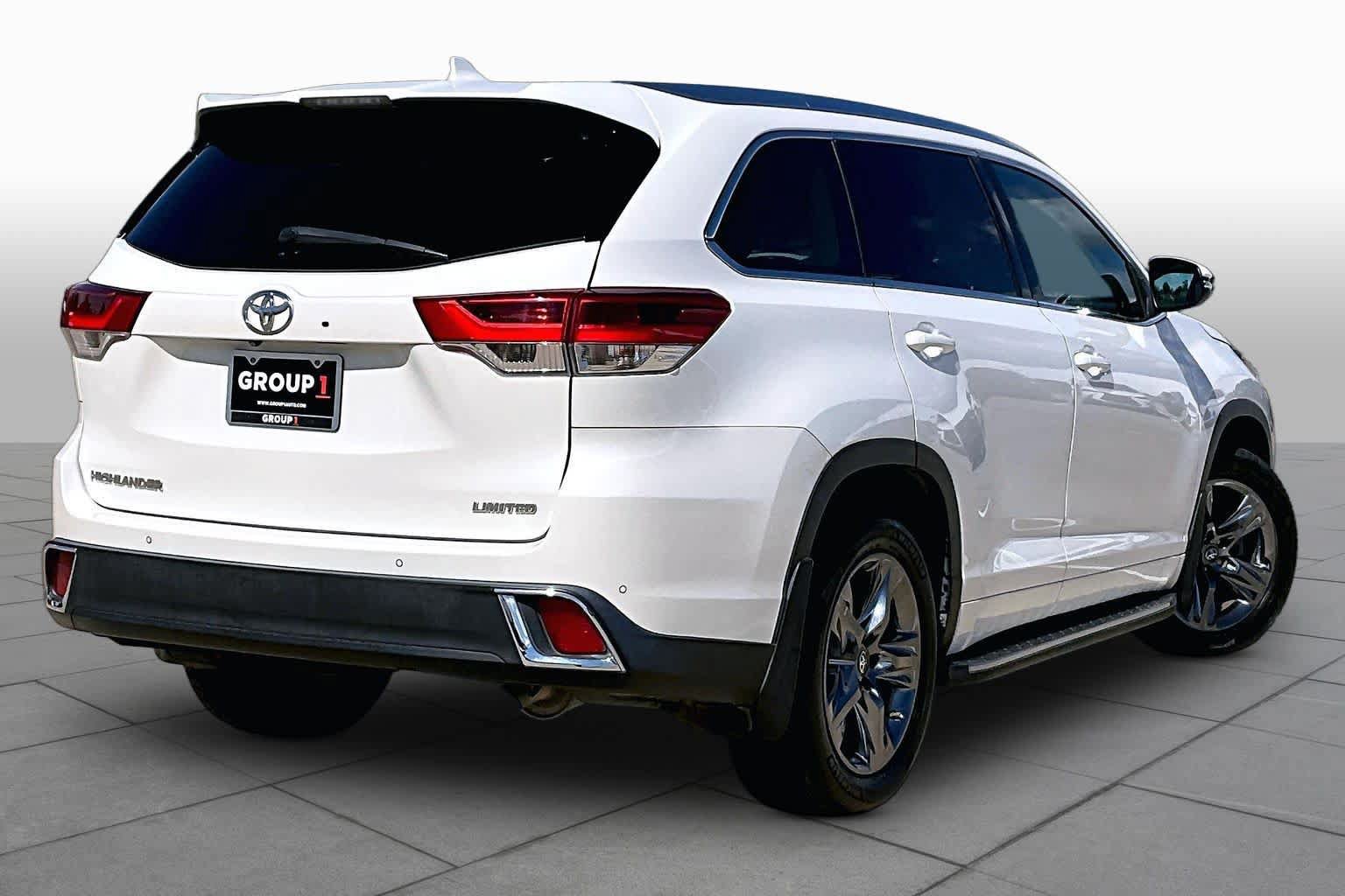 Used 2017 Toyota Highlander Limited Platinum FWD image 12