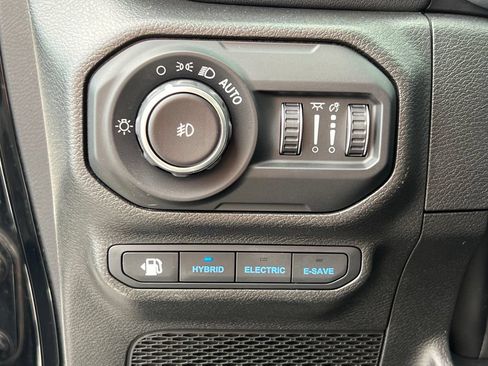 Used 2022 Jeep Wrangler Unlimited Sahara AWD/4WD image 23