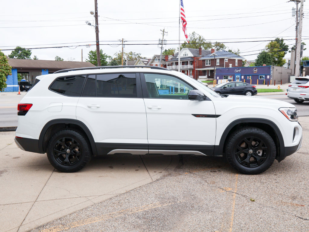 Used 2025 Volkswagen Atlas Peak Edition SE AWD/4WD image 6