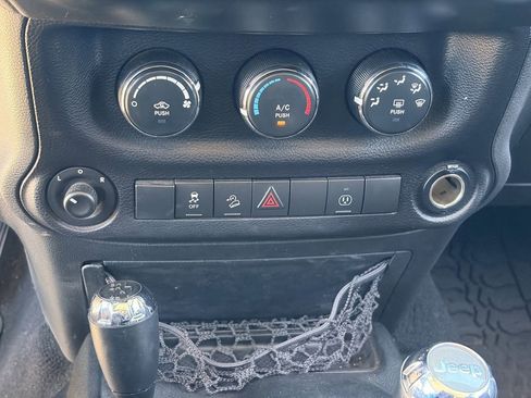 Used 2018 Jeep Wrangler Unlimited Sahara w/ Connectivity Group AWD/4WD image 23