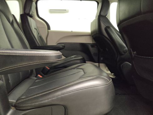 Used 2021 Chrysler Voyager Lxi FWD image 19