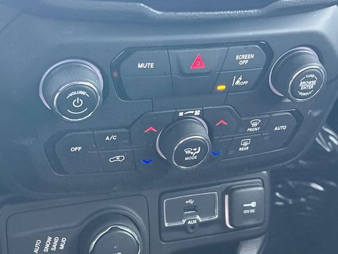 Used 2023 Jeep Renegade Latitude image 19