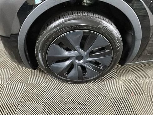 Used 2024 Tesla Model Y Long Range AWD/4WD image 9