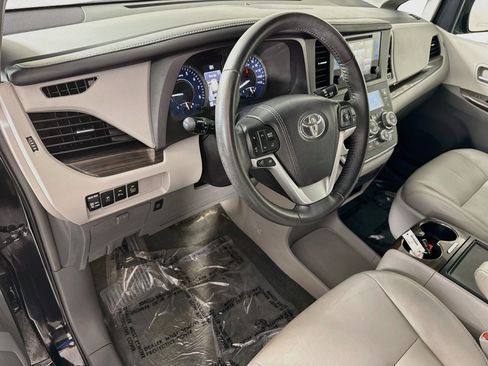 Used 2017 Toyota Sienna XLE w/ XLE Navigation Package FWD image 23