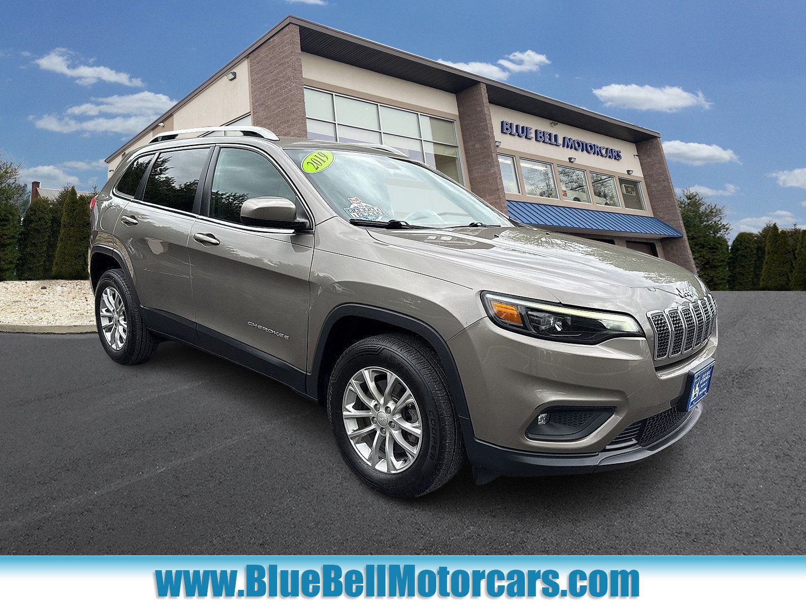 Used 2019 Jeep Cherokee Latitude w/ Cold Weather Group AWD/4WD image 1