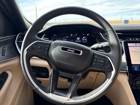 Used 2023 Jeep Grand Cherokee Limited w/ Black Appearance Package image 14