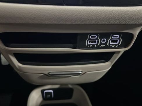 Used 2024 Chrysler Pacifica Touring-L FWD image 17