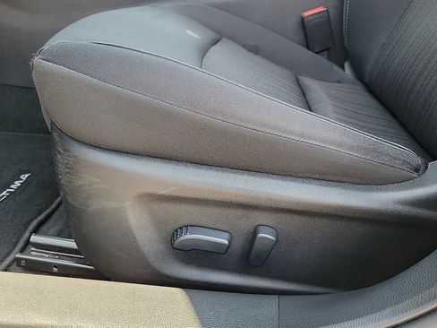 Used 2025 Nissan Altima 2.5 SV FWD image 12