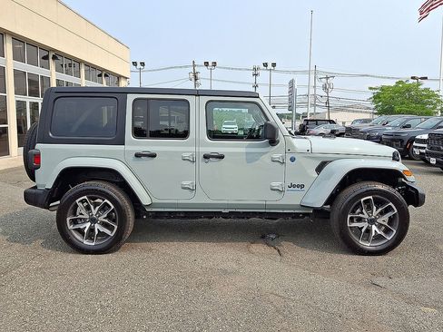 Used 2024 Jeep Wrangler Unlimited w/ Convenience Group AWD/4WD image 32