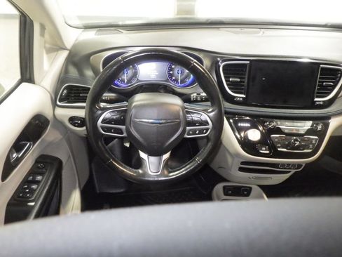 Used 2021 Chrysler Pacifica Touring-L FWD image 9