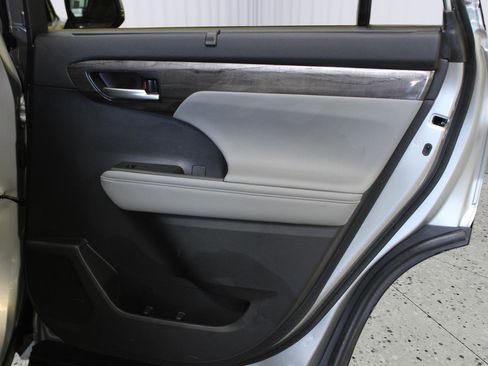 Used 2024 Toyota Highlander Platinum image 39
