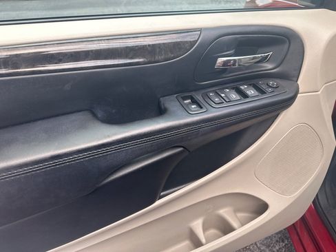 Used 2014 Dodge Grand Caravan SXT w/ UConnect Hands-Free Group FWD image 16