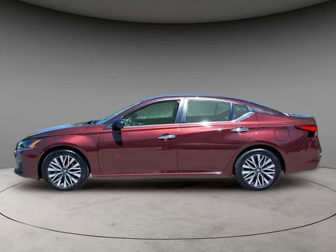 Used 2024 Nissan Altima 2.5 SV FWD image 2