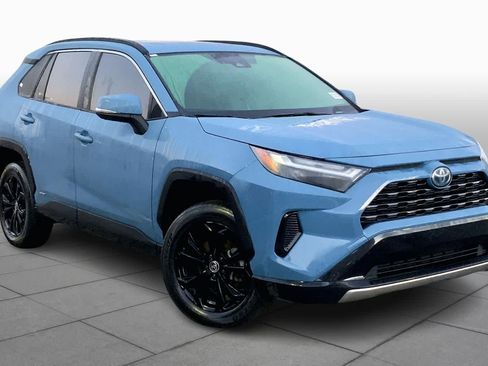 Used 2022 Toyota RAV4 SE w/ Convenience Package image 3