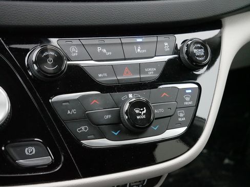 Used 2024 Chrysler Pacifica Touring-L image 23