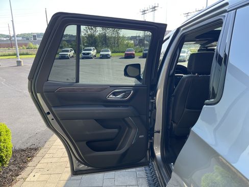 Used 2023 Chevrolet Tahoe Z71 w/ Luxury Package AWD/4WD image 19