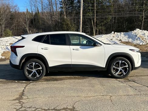 Used 2024 Chevrolet Trax RS w/ Sunroof Package FWD image 2