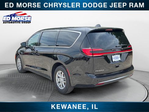 New 2027 Chrysler Pacifica Select FWD image 3