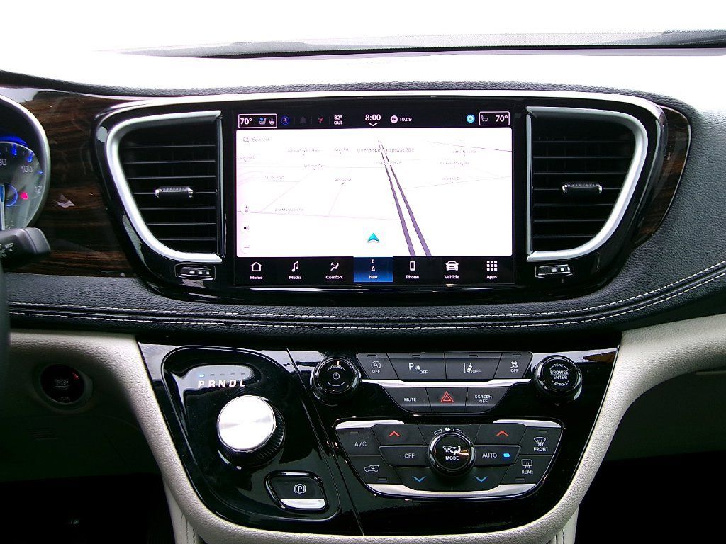 Used 2024 Chrysler Pacifica Limited FWD image 11