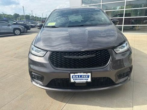 Used 2023 Chrysler Pacifica Limited w/ Uconnect Theater Family Group FWD image 2