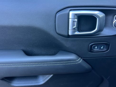 Used 2022 Jeep Wrangler Unlimited Sahara image 11