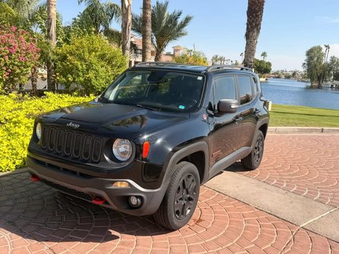 Used 2018 Jeep Renegade Trailhawk w/ Popular Equipment Group AWD/4WD image 5