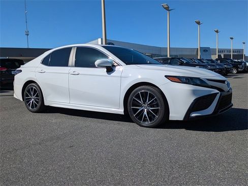 Used 2021 Toyota Camry SE image 2