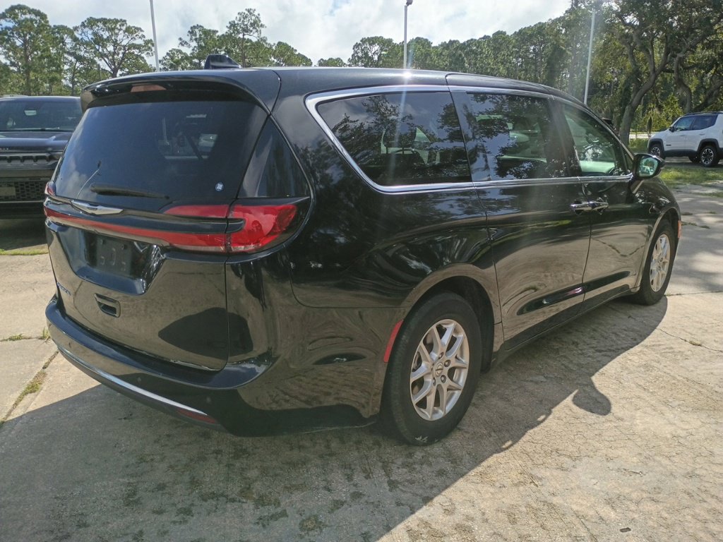 Used 2024 Chrysler Pacifica Touring-L FWD image 5